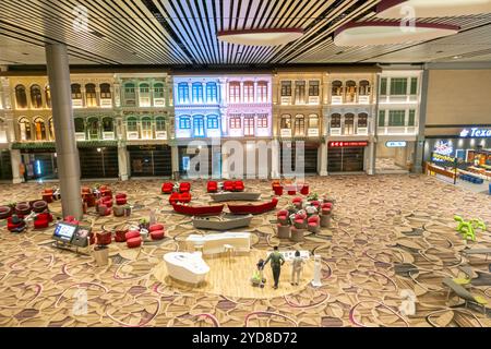 Flughafen Singapur Terminal 4, Peranakan traditionelle Geschäfte im Wartebereich im Abflugterminal mit historischen Sehenswürdigkeiten Stockfoto