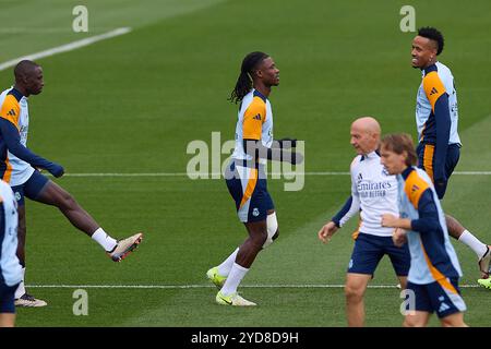 Madrid, Spanien. Oktober 2024. Eduardo Camavinga von Real Madrid CF wärmt sich während des Trainings am Vorabend des Fußballspiels La Liga EA Sports Week 11 zwischen Real Madrid CF und FC Barcelona in Ciudad Real Madrid auf. Quelle: SOPA Images Limited/Alamy Live News Stockfoto