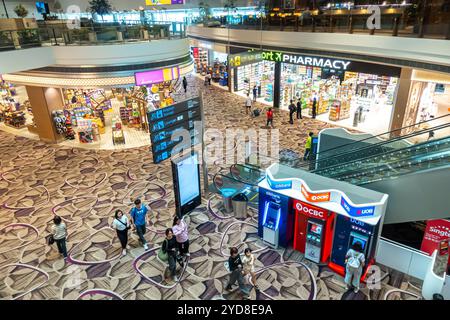 Flughafen Singapur Terminal 4 - Geschäfte, Geldautomaten, Reisende, die Geldautomaten nutzen, Touristen, die an geldautomaten anstehen, GELDAUTOMATEN - citibank, OCBC, UOB Stockfoto