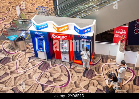 Flughafen Singapur Terminal 4 - Geldautomat, Reisende, die Geldautomaten nutzen, Touristen, die an geldautomaten anstehen, GELDAUTOMATEN - citibank, OCBC, UOB Stockfoto