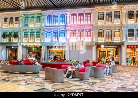 Flughafen Singapur Terminal 4, Peranakan traditionelle Geschäfte im Wartebereich im Abflugterminal mit historischen Sehenswürdigkeiten Stockfoto