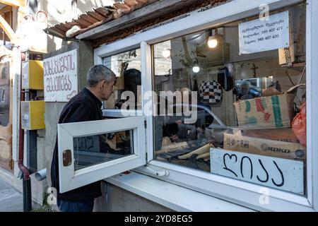 Gori, Georgien. Oktober 2024. Der Schuster arbeitet akribisch an Schuhen in seinem kompakten Arbeitsbereich in Gori, Georgia. Diese Szene spiegelt die Bedeutung des Handwerks in der lokalen Wirtschaft wider und wie traditionelle Arbeitsplätze in der modernen Gesellschaft bestehen. (VX Photo/Vudi Xhymshiti) Credit: VX Pictures/Alamy Live News Stockfoto