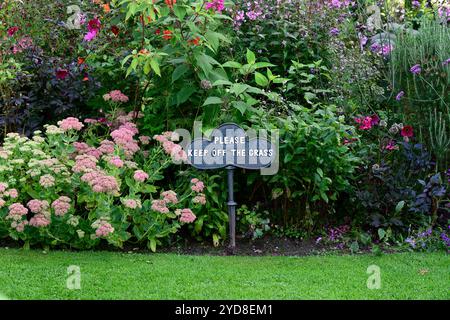 Bitte halten Sie das Grasschild, halten Sie sich vom Grasschild, Warnschild, Gartenschild, Rasen, Rasenschutz, halten Sie sich vom Rasen fern, RM Floral Stockfoto