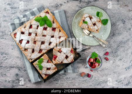 Traditioneller Rhabarber-Kuchen mit Dinkelmehl, serviert als Draufsicht auf einem nordischen Teller Stockfoto