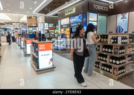 Singapur Changi Flughafen Terminal 4, Duty-Free-Shop, Frauen kaufen Alkohol, wählen Alkohol, Stand, Ständer Stockfoto