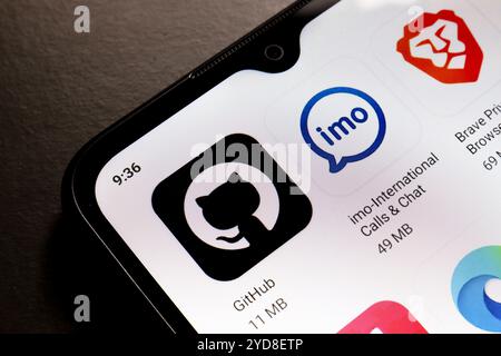 25. Oktober 2024, Brasilien. In dieser Fotoabbildung wird das GitHub-, IMO- und Brave Browser-App-Logo auf einem Smartphone-Bildschirm angezeigt. Stockfoto
