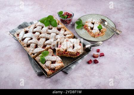 Traditioneller Rhabarber-Kuchen mit Dinkelmehl als Nahaufnahme auf einem Teller im nordischen Design Stockfoto