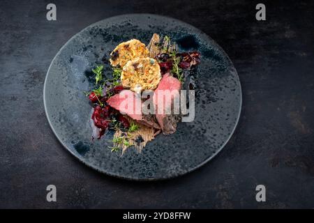 Traditionell gerösteter Hirschfilet-Sattel mit Südtiroler Brotklößen Stockfoto