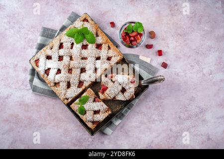 Traditioneller Rhabarber-Kuchen mit Dinkelmehl, serviert als Draufsicht auf einer rustikalen Trägerplatte Stockfoto