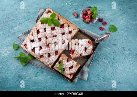 Traditioneller Rhabarber-Kuchen mit Dinkelmehl, serviert als Draufsicht auf einem nordischen Teller Stockfoto