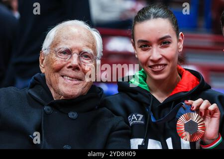 Mailand, Italien. Oktober 2024. (R-L) Alessia Maurelli mit Giorgio Armani im Rahmen der regulären Saison 2024/25 der Turkish Airlines EuroLeague zwischen EA7 Emporio Armani Milan und Anadolu Efes Istanbul im Unipol Forum. (Foto: Fabrizio Carabelli/SOPA Images/SIPA USA) Credit: SIPA USA/Alamy Live News Stockfoto