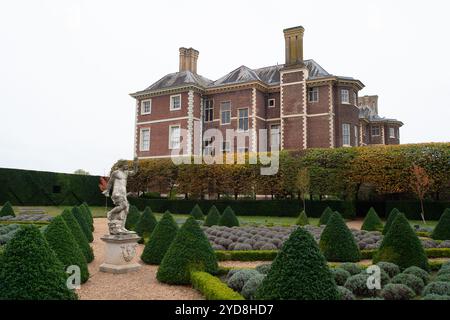 Ham, Richmond-upon-Thames, Surrey, Großbritannien. Oktober 2024. Die wunderschönen Lavendel-, Eiben- und Kastengärten im Ham House in Ham, Richmond, Surrey, das im Besitz des National Trust ist. Das Haus wurde ursprünglich 1610 erbaut und ist ein seltenes Überleben der Architektur des 17. Jahrhunderts. Hams Besitzer sammelten seltene Gegenstände aus der ganzen Welt, um ihr Haus zu möblieren, darunter Gemälde, Möbel, Keramik und Textilien. 1626 wurde Ham House und sein Anwesen von König Karl I. an William und Catherine Murray übergeben, die treue Höflinge des Königs und der Königin waren. Kredit: Maureen McLean/Alamy Stockfoto