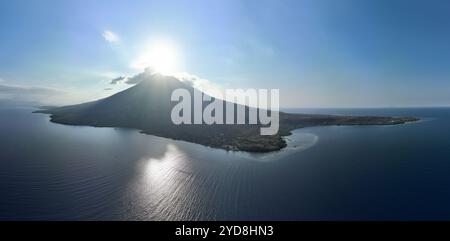 Nachmittagslicht beleuchtet den Vulkan Iliape auf der malerischen Insel Lembata in Indonesien. Dieser aktive Vulkan ist Teil des Ring of Fire. Stockfoto