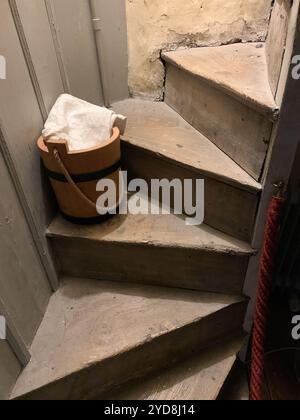 Ham, Richmond-upon-Thames, Surrey, Großbritannien. Oktober 2024. Ham, Richmond-upon-Thames, Surrey, Großbritannien. Oktober 2024. Die Servants Passage at Ham House in Ham, Richmond, Surrey, die im Besitz des National Trust ist. Das Haus wurde ursprünglich 1610 erbaut und ist ein seltenes Überleben der Architektur des 17. Jahrhunderts. Hams Besitzer sammelten seltene Gegenstände aus der ganzen Welt, um ihr Haus zu möblieren, darunter Gemälde, Möbel, Keramik und Textilien. 1626 wurde Ham House und sein Anwesen von König Karl I. an William und Catherine Murray übergeben, die treue Höflinge des Königs und der Königin waren. Kredit: Maur Stockfoto