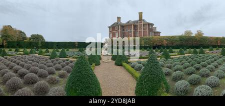 Ham, Richmond-upon-Thames, Surrey, Großbritannien. Oktober 2024. Die wunderschönen Lavendel-, Eiben- und Kastengärten im Ham House in Ham, Richmond, Surrey, das im Besitz des National Trust ist. Das Haus wurde ursprünglich 1610 erbaut und ist ein seltenes Überleben der Architektur des 17. Jahrhunderts. Hams Besitzer sammelten seltene Gegenstände aus der ganzen Welt, um ihr Haus zu möblieren, darunter Gemälde, Möbel, Keramik und Textilien. 1626 wurde Ham House und sein Anwesen von König Karl I. an William und Catherine Murray übergeben, die treue Höflinge des Königs und der Königin waren. Kredit: Maureen McLean/Alamy Stockfoto