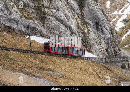 Zahnradbahn auf dem Pilatus, der als steilster der Welt gilt. Vom Gipfel des Pilatus in der Schweiz Stockfoto