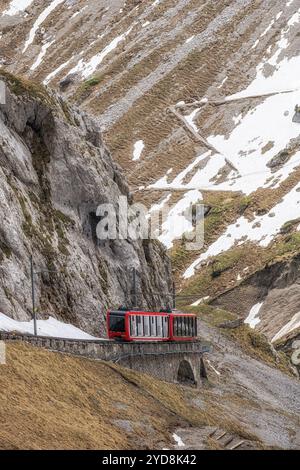 Zahnradbahn auf dem Pilatus, der als steilster der Welt gilt. Vom Gipfel des Pilatus in der Schweiz Stockfoto