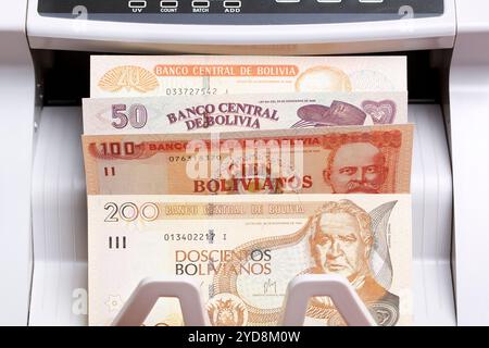 Bolivianischer Boliviano in der Zählmaschine Stockfoto