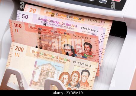 Bolivianischer Boliviano in der Zählmaschine Stockfoto