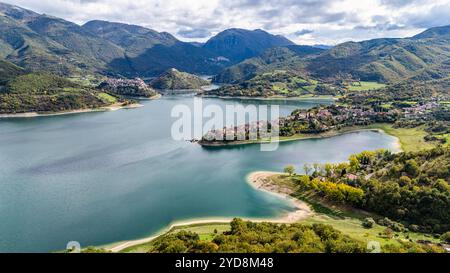 Panoramablick auf den Turano-See mit den wunderschönen Dörfern Colle di Tora und Castel di Tora in der Provinz Rieti. Latium, Italien. Stockfoto