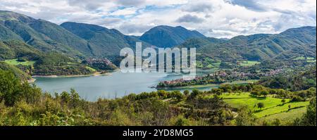 Panoramablick auf den Turano-See mit den wunderschönen Dörfern Colle di Tora und Castel di Tora in der Provinz Rieti. Latium, Italien. Stockfoto