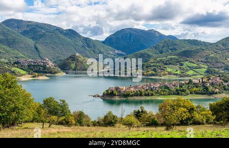 Panoramablick auf den Turano-See mit den wunderschönen Dörfern Colle di Tora und Castel di Tora in der Provinz Rieti. Latium, Italien. Stockfoto