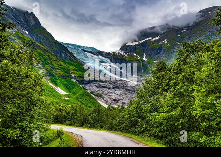 Der größte Gletscher Kontinentaleuropas, Jostedalsbreen, befindet sich in den Bergen. Der Highway windet sich durch eine enge Höhle. Jostedalsbreen Park Stockfoto