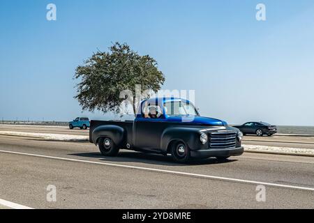 Gulfport, MS - 04. Oktober 2023: Weitwinkelansicht eines 1953er Studebaker 2R5 Pickup Trucks auf einer lokalen Autoshow. Stockfoto