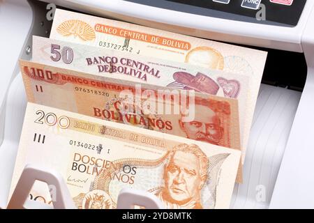Bolivianischer Boliviano in der Zählmaschine Stockfoto