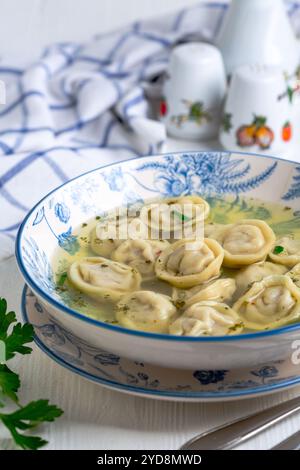 Teigtaschen mit Fleisch in einer scharfen Brühe. Stockfoto