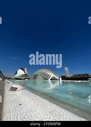 Valencia, Spanien - 3. September 2022: Die Stadt der Künste und Wissenschaften ist ein kultureller und architektonischer Komplex in Valencia. Stockfoto