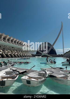 Valencia, Spanien - 3. September 2022: Die Stadt der Künste und Wissenschaften ist ein kultureller und architektonischer Komplex in Valencia. Stockfoto