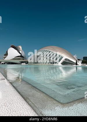 Valencia, Spanien - 3. September 2022: Die Stadt der Künste und Wissenschaften ist ein kultureller und architektonischer Komplex in Valencia. Stockfoto