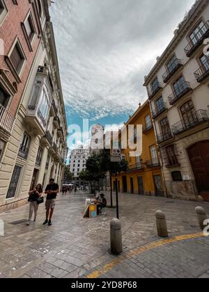 Valencia, Spanien - 3. September 2022: Blick von den schönen Straßen von Valencia, allgemeine Stadtlandschaft. Stockfoto