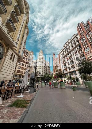 Valencia, Spanien - 3. September 2022: Blick von den schönen Straßen von Valencia, allgemeine Stadtlandschaft. Stockfoto