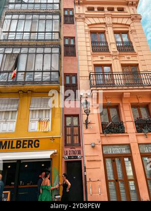 Valencia, Spanien - 3. September 2022: Blick von den schönen Straßen von Valencia, allgemeine Stadtlandschaft. Stockfoto