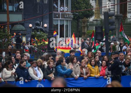 Oviedo, Spanien, 25. Oktober 2024: Demonstranten mit republikanischen Flaggen Spaniens während der Princess of Asturias Awards 2024 am 25. Oktober 2024 im Campoamor Theater in Oviedo, Spanien. Quelle: Alberto Brevers / Alamy Live News. Stockfoto