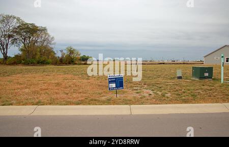 MT Comfort, Indiana, USA - 22. September 2024: Leeres, neues Wohnbaugrundstück mit Bäumen im Hintergrund in Wohnunterteilung Stockfoto