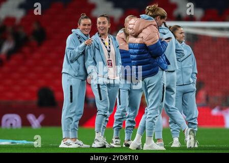 London, Großbritannien. Oktober 2024. England Spieler kommen vor dem Internationalen Freundschaftsspiel England Frauen gegen Deutschland Frauen im Wembley Stadium, London, Großbritannien, am 25. Oktober 2024 (Foto: Izzy Poles/News Images) in London, Großbritannien, am 25. Oktober 2024. (Foto: Izzy Poles/News Images/SIPA USA) Credit: SIPA USA/Alamy Live News Stockfoto