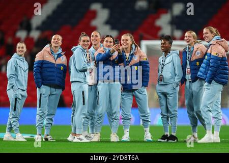 London, Großbritannien. Oktober 2024. England Spieler kommen vor dem Internationalen Freundschaftsspiel England Frauen gegen Deutschland Frauen im Wembley Stadium, London, Großbritannien, am 25. Oktober 2024 (Foto: Izzy Poles/News Images) in London, Großbritannien, am 25. Oktober 2024. (Foto: Izzy Poles/News Images/SIPA USA) Credit: SIPA USA/Alamy Live News Stockfoto