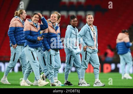 London, Großbritannien. Oktober 2024. England Spieler kommen vor dem Internationalen Freundschaftsspiel England Frauen gegen Deutschland Frauen im Wembley Stadium, London, Großbritannien, am 25. Oktober 2024 (Foto: Izzy Poles/News Images) in London, Großbritannien, am 25. Oktober 2024. (Foto: Izzy Poles/News Images/SIPA USA) Credit: SIPA USA/Alamy Live News Stockfoto