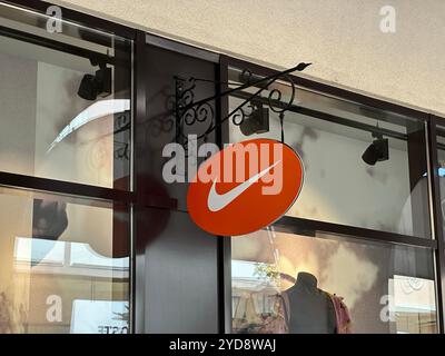 Belgrad, Serbien – 16. Juni 2024: Außenansicht eines Nike Stores mit dem legendären Swoosh-Logo Stockfoto