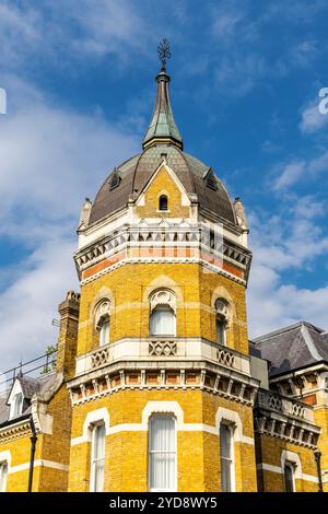 Außenansicht des Lansbury Heritage Hotel, im viktorianischen gotischen ehemaligen Poplar Borough Council Building aus dem Jahr 1870, London, England Stockfoto