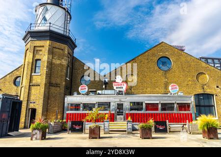 Bow Creek Lighthouse und Fatboy's Diner Restaurant in Trinity Buoy Wharf, London, England Stockfoto