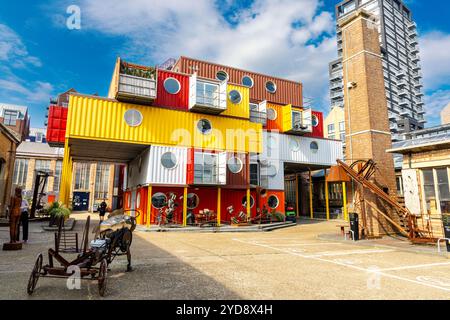 Container City – Arbeitsräume aus Versandcontainern in Trinity Buoy Wharf, London, England Stockfoto