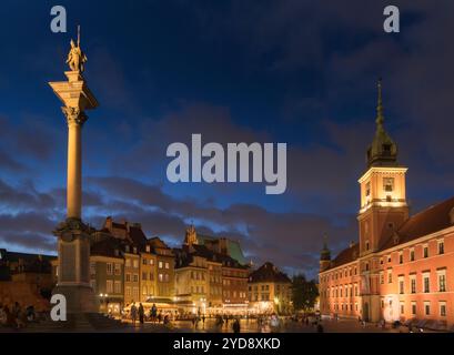 Die charmante Altstadt von Warschau leuchtet sanft, während die Dämmerung sich niederlässt und ihre historische Architektur, Polen, zeigt Stockfoto