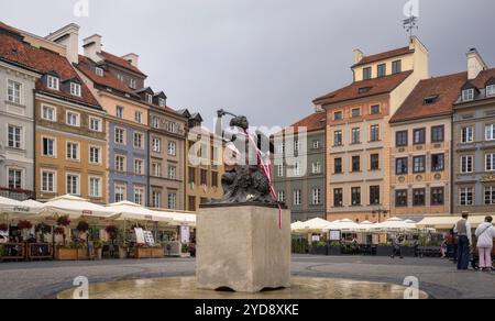 Bezaubernde Aussicht auf den historischen Altstadtmarkt in Warschau, Polen, mit farbenfrohen Gebäuden und der ikonischen Meerjungfrauenstatue. Stockfoto