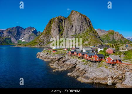 Rote Hütten eingebettet zwischen den norwegischen Bergen, Hamnoy Fischerdorf auf den Lofoten Inseln, Norwegen Stockfoto