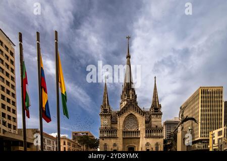 Plaza de Bolívar, mit dem Bolívar Cóndor und der Kathedrale Basílica de Nuestra Señora del Rosario de Manizales in der Stadt Manizales in Kolumbien Stockfoto