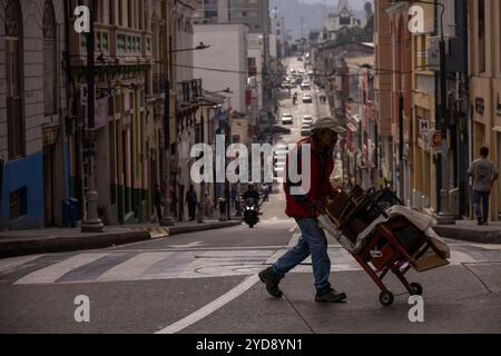 Straßen rund um die Plaza de Bolívar in der Stadt Manizales in Kolumbien Stockfoto